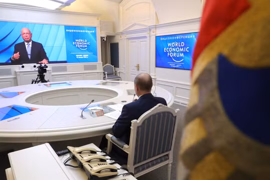 Giáo sư Klaus Schwab (phải) và Tổng thống Nga V.Putin (trái) tại Diễn đàn kinh tế thế giới năm 2021(Ảnh: Văn phòng báo chí của Tổng thống Nga V.Putin) 