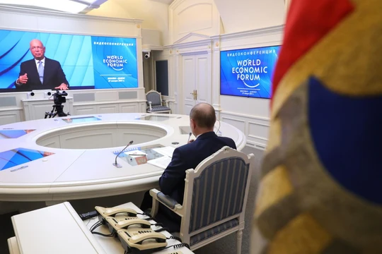 Giáo sư Klaus Schwab (phải) và Tổng thống Nga V.Putin (trái) tại Diễn đàn kinh tế thế giới năm 2021(Ảnh: Văn phòng báo chí của Tổng thống Nga V.Putin) 