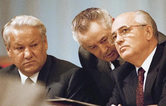 Mikhail Gorbachev (phải) và Boris Yeltsin (trái)-2 nhân vật đóng vai trò tối quan trọng trong sự kiện Liên Xô sụp đổ (Ảnh: Sputnik)