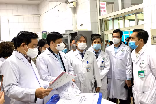 GS.TS Nguyễn Thanh Long - Uỷ viên TW Đảng, Bộ trưởng Bộ Y tế -kiểm tra tình hình trực Tết và chúc Tết các thầy thuốc BV Việt Đức