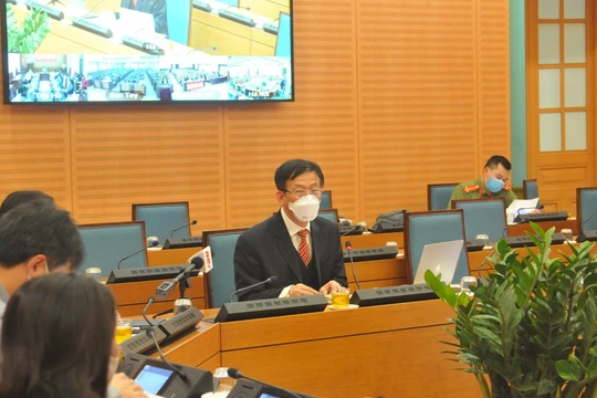 GS. Ngô Quý Châu - Quyền Chủ tịch Hội đồng quản lý Bệnh viện Bạch Mai - tại cuộc họp sáng 30/3 (ảnh: VH)