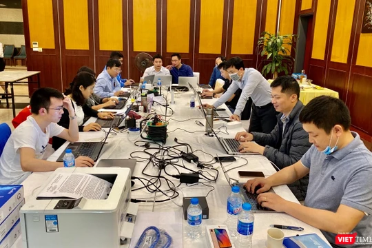 Tổ thông tin đáp ứng dịch của Ban Chỉ đạo Quốc gia phòng, chống dịch COVID-19 làm việc ngày đêm để “truy tìm” những người mắc COVID-19 trên các chuyến bay vào Việt Nam. 