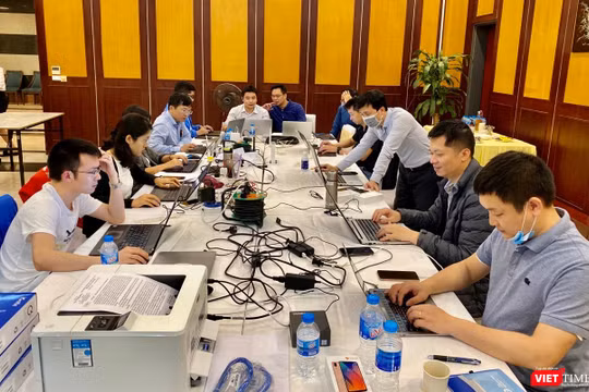 Tổ thông tin đáp ứng dịch của Ban Chỉ đạo Quốc gia phòng, chống dịch COVID-19 làm việc ngày đêm để “truy tìm” những người mắc COVID-19 trên các chuyến bay vào Việt Nam. 