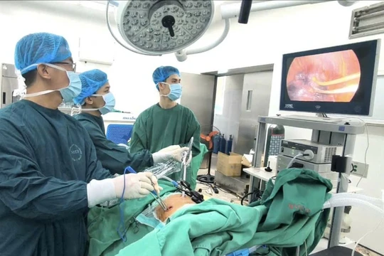 Phẫu thuật nội soi lồng ngực cấp cứu thành công bệnh nhân bị thủng phổi