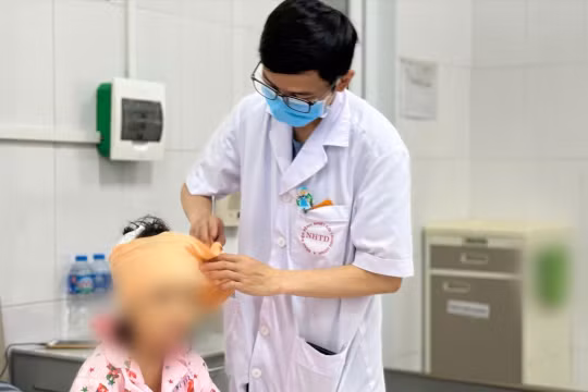 Bé gái 5 tuổi bị chó cắn 10 vết ở đầu, mặt