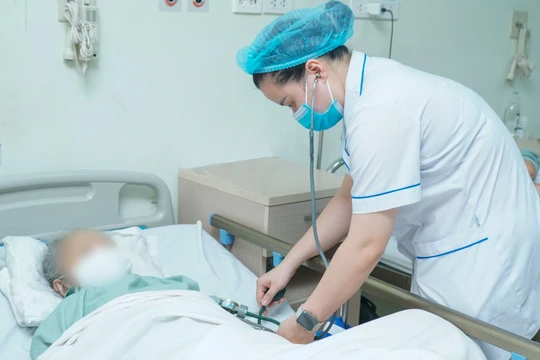 Người có trái tim bên phải bị sỏi mật, phủ tạng đảo ngược dị thường... như nhìn qua gương