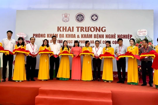 Lãnh đạo Trường Đại học Y Hà Nội và lãnh đạo Viện Đào tạo Y học dự phòng và Y tế công cộng cắt băng khai trương Phòng khám Đa khoa và Khám bệnh nghề nghiệp chất lượng cao