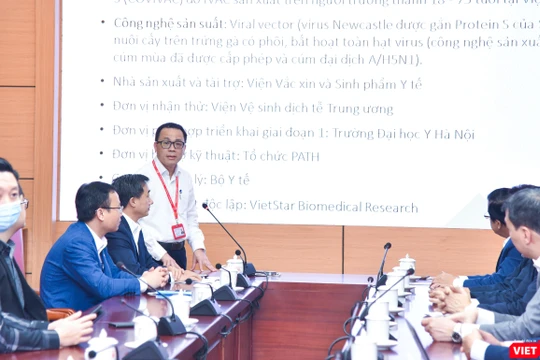 Thay mặt nhóm nghiên cứu, GS.TS.NGND. Tạ Thành Văn –Chủ tịch Hội đồng Trường Đại học Y Hà Nội - báo cáo công tác nghiên cứu và chuẩn bị chương trình tiêm thử nghiệm vaccine COVIVAC 