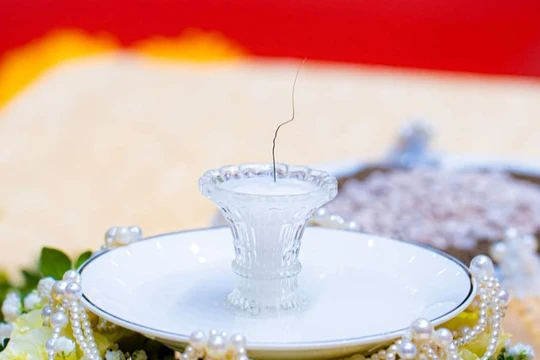 Vật thể được cho là "xá lợi tóc Đức Phật" được trưng bày tại Chùa Ba Vàng. (Ảnh: Chùa Ba Vàng)