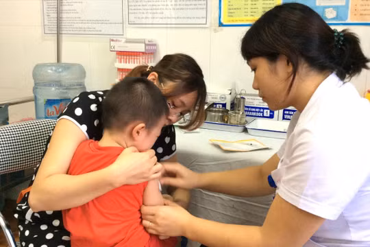 Tiêm vaccine Tiêm chủng mở rộng cho trẻ rất có ý nghĩa để ngăn ngừa dịch bệnh 