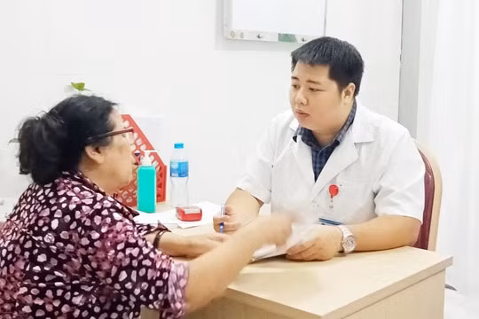 Bác sĩ tư vấn cho bệnh nhân