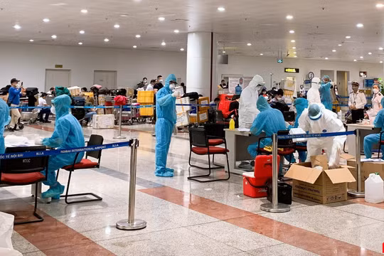 Các các bộ của Trường Đại học Y Hà Nội lấy mẫu và xét nghiệm COVID-19 với các hành khách đến từ châu Âu, Anh, Mỹ. 