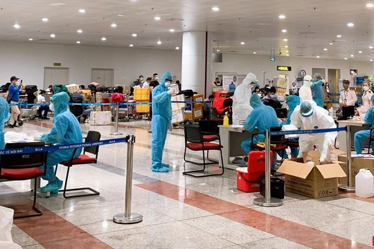 Các các bộ của Trường Đại học Y Hà Nội lấy mẫu và xét nghiệm COVID-19 với các hành khách đến từ châu Âu, Anh, Mỹ. 