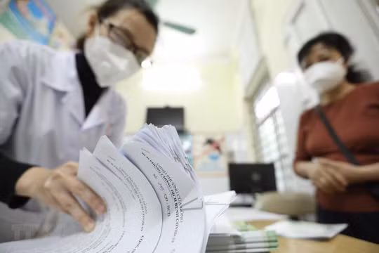 Giấy chứng nhận khỏi bệnh được trạm y tế phường thông báo cho tổ trưởng tổ dân phố đến nhận và phát cho các bệnh nhân F0 khỏi bệnh. (Ảnh: Minh Quyết/TTXVN)