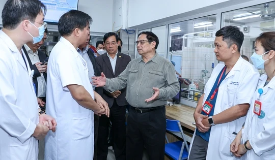 Thủ tướng kiểm tra tình hình đáp ứng vật tư y tế và thuốc men tại bệnh viện Bạch Mai - Ảnh: VGP/Nhật Bắc