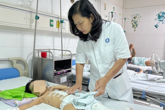 Bị xe công nông cán qua người, bé gái 3 tuổi được cứu sống kỳ diệu