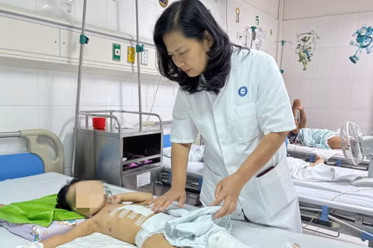 Bị xe công nông cán qua người, bé gái 3 tuổi được cứu sống kỳ diệu