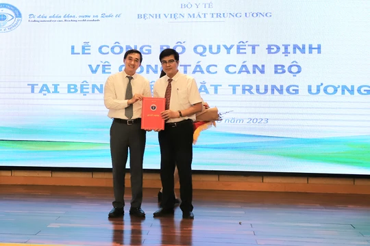 Thứ trưởng Bộ Y tế Trần Văn Thuấn trao quyết định cho PGS.TS.Nguyễn Tuấn Hưng - Phó Vụ trưởng Vụ Tổ chức cán bộ - kiêm nhiệm phụ trách Bệnh viện Mắt Trung ương.