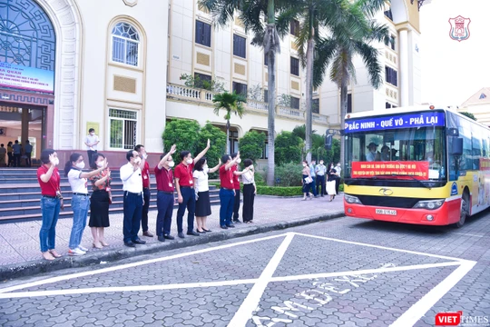 Các thầy cô lãnh đạo Trường Đại học Y Hà Nội tiễn đoàn cán bộ, sinh viên lên đường vào tâm dịch, do GS.TS. Tạ Thành Văn – Chủ tịch Hội đồng Trường Đại học Y Hà Nội - trực tiếp dẫn đầu.