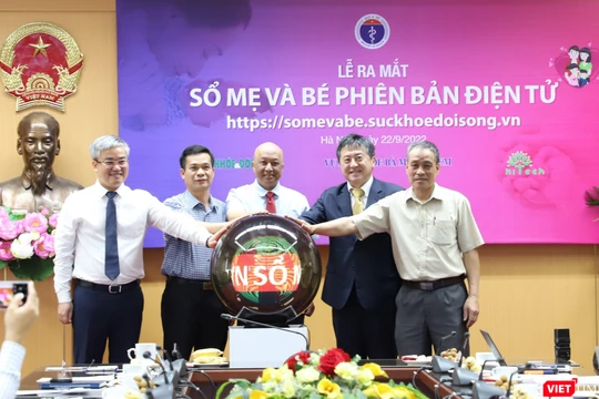 Thứ trưởng Bộ Y tế Nguyễn Trường Sơn (người đứng giữa) cùng các đại biểu bấm nút ra mắt Sổ Mẹ và bé phiên bản điện tử