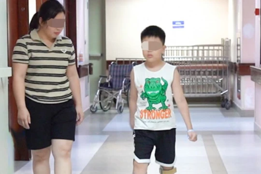 Kỳ tích ở Bệnh viện Nhi Trung ương: Trẻ bại não đầu tiên tự bước đi sau 8 năm điều trị