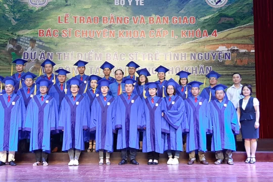 TS. Phạm Văn Tác và các bác sĩ trẻ tình nguyên