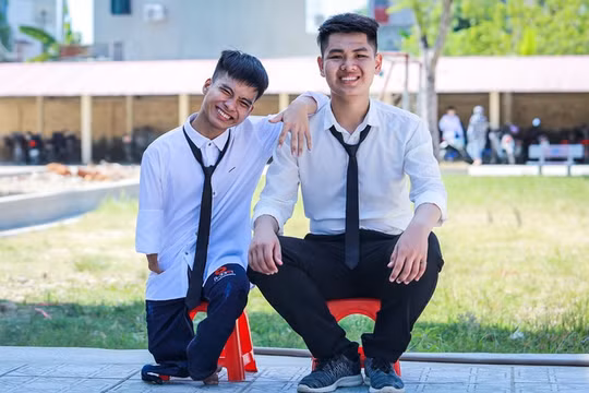 Đôi bạn 10 năm cõng nhau đến trường Ngô Văn Hiếu và Nguyễn Tất Minh (ảnh: Quỳnh Trang - Phương Lâm)