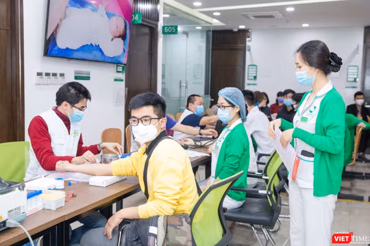 Gần 1.000 CBNV, người nhà bệnh nhân BVĐKQT Thu Cúc hiến máu tình nguyện