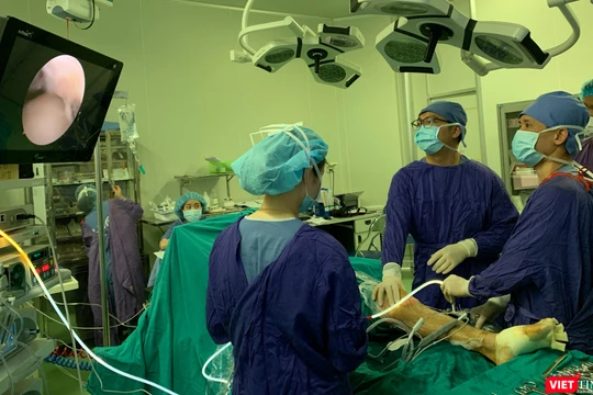 Một ca phẫu thuật thay khớp gối tại BV Việt Đức