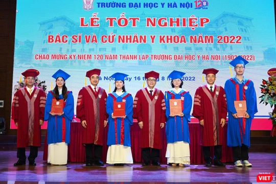 GS.TS.NGND. Tạ Thành Văn – Bí thư Đảng ủy, Chủ tịch Hội đồng Trường Đại học Y Hà Nội và Ban Giám hiệu Trường Đại học Y Hà Nội trao bằng tốt nghiệp cho các tân bác sĩ và cử nhân y khoa 