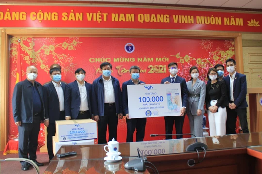 Bộ Y tế tiếp nhận 100.000 khẩu trang y tế cao cấp phục vụ chống dịch do VG Healthcare tặng