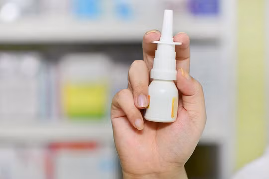 Thuốc xịt mũi chứa corticoid dễ gây suy thượng thận nếu dùng quá liều