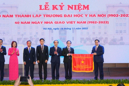 Thủ tướng Chính phủ Phạm Minh Chính trao Cờ Thi đua của Chính phủ cho Trường Đại học Y Hà Nội