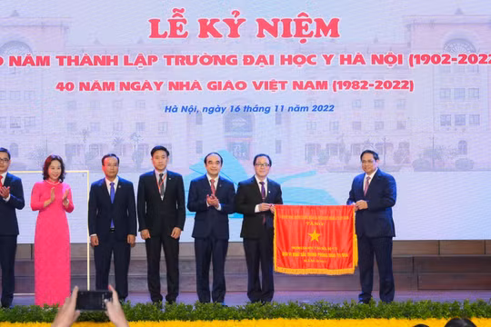 Thủ tướng Chính phủ Phạm Minh Chính trao Cờ Thi đua của Chính phủ cho Trường Đại học Y Hà Nội