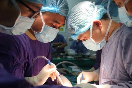 Gần 100 thầy thuốc tham gia ca ghép đa tạng cứu sống 8 người bệnh từ 2 người hiến tạng.