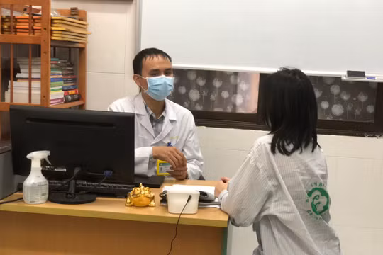  Ths. Vũ Sơn Tùng - Phó Phòng điều trị Rối loạn cảm xúc và Rối loạn ăn uống (Viện Sức khỏe tâm thần, Bệnh viện Bạch Mai) - khám và tư vấn cho bệnh nhân