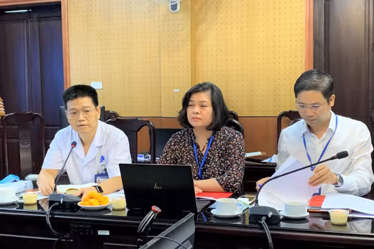 PGS.TS. Lê Hữu Doanh (ngoài cùng bên trái) - Phó Giám đốc Bệnh viện Da liễu Trung ương - trao đổi thẳng thắn với báo chí tại buổi làm việc