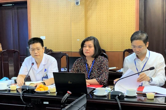 PGS.TS. Lê Hữu Doanh (ngoài cùng bên trái) - Phó Giám đốc Bệnh viện Da liễu Trung ương - trao đổi thẳng thắn với báo chí tại buổi làm việc