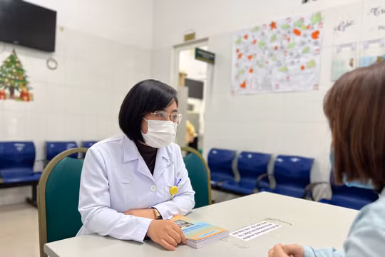 BS. Trịnh Thị Vân Anh - Phòng Rối loạn liên quan đến stress và Sức khoẻ tình dục & giới tính - tư vấn cho bệnh nhân