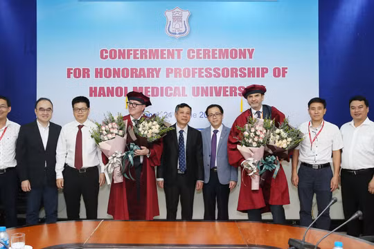 Lãnh đạo Trường Đại học Y Hà Nội và Bệnh viện Da liễu Trung ương chúc mừng 2 vị giáo sư được trao chức danh Giáo sư Danh dự