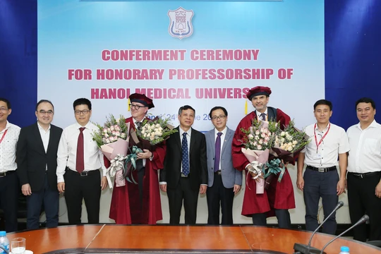Lãnh đạo Trường Đại học Y Hà Nội và Bệnh viện Da liễu Trung ương chúc mừng 2 vị giáo sư được trao chức danh Giáo sư Danh dự