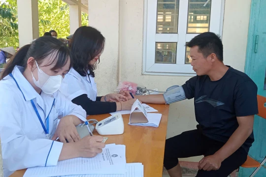 1.300 người dân ở Ba Bể bị bão lũ được 60 bác sĩ khám bệnh, phát thuốc miễn phí