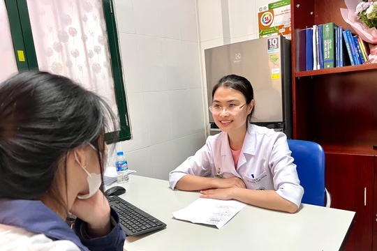 BSCKII. Cao Thị Ánh Tuyết tư vấn cho một bệnh nhân bị rối loạn học tập