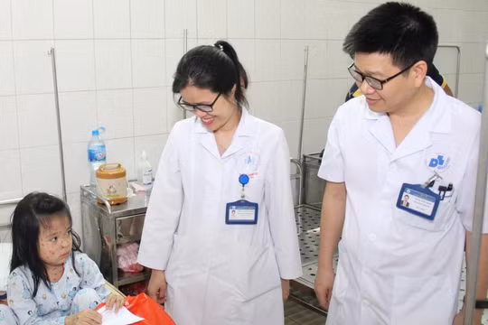 Các chuyên gia đầu ngành về da liễu điều trị và chăm sóc cho bệnh nhi
