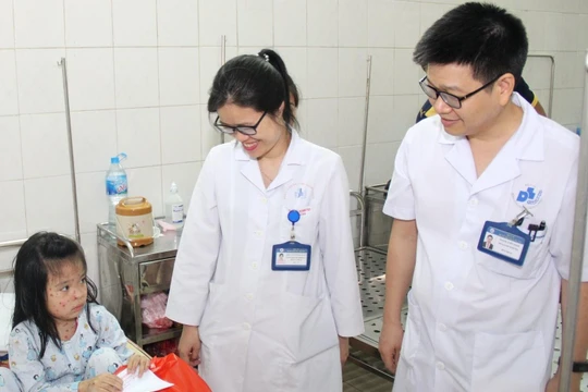 Các chuyên gia đầu ngành về da liễu điều trị và chăm sóc cho bệnh nhi