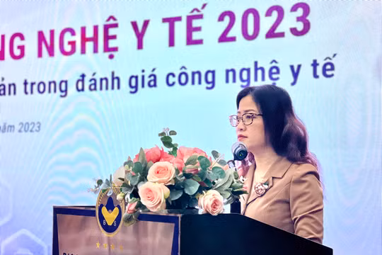 Bà Trần Thị Trang - Vụ trưởng Vụ BHYT Bộ Y tế: Việc cập nhật Danh mục thuốc BHYT thông qua đánh giá CNYT sẽ khuyến nghị doanh nghiệp điều chỉnh giá thuốc phù hợp, để tăng tỉ lệ chi trả, giảm chi tiền túi của người dân