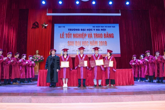 GS.TS. Tạ Thành Văn - Hiệu trưởng Trường Đại học Y Hà Nội - trao Giấy khen cho các tân bác sĩ chuyên khoa II xuất sắc 