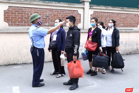 Đo thân nhiệt cho tất cả những người vào BV Việt Đức