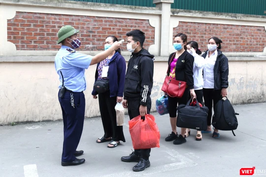 Đo thân nhiệt cho tất cả những người vào BV Việt Đức