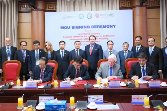 Lễ ký kết giữa Trường Y Harvard với 3 trường đại học Y -Dược hàng đầu của Việt Nam, trước sự chứng kiến của Đại sứ Hoa Kỳ tại Việt Nam Marc E. Knapper, Thứ trưởng Bộ Y tế Trần Văn Thuấn, GS.TS. Tạ Thành Văn - Chủ tịch Hội đồng trường Trường Đại học Y Hà Nội và đại diện nhiều đơn vị.